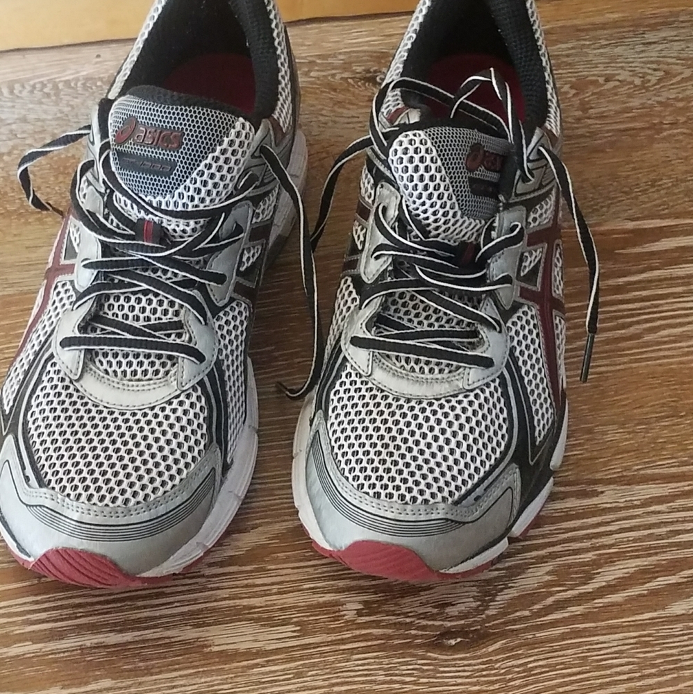 Men's tennis shoes